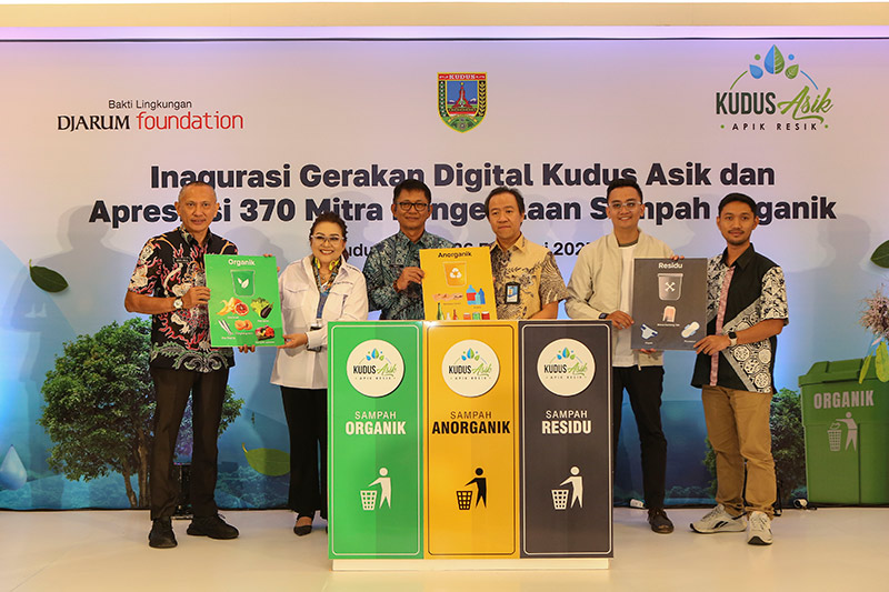 (Ki-Ka) Seremonial Inaugurasi Gerakan Digital Kudus ASIK oleh Kepala Dinas PKPLH Kab. Kudus, Director Communications Djarum Foundation, Sekda Kab. Kudus, Production Director PT Djarum, Influencer Kudus Asik, De